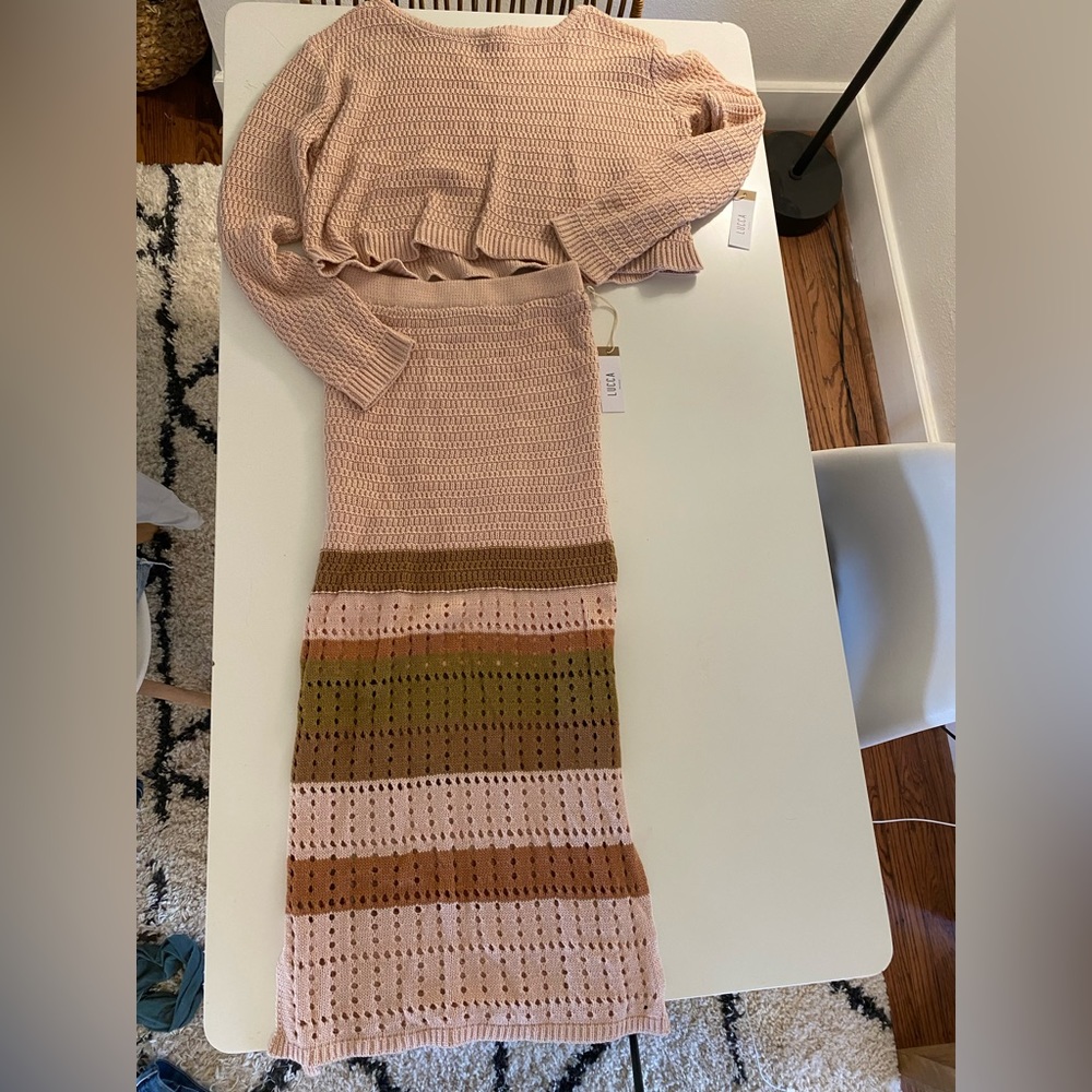 Women’s knit skirt & crop sweater set. Skirt xs top s, light pink